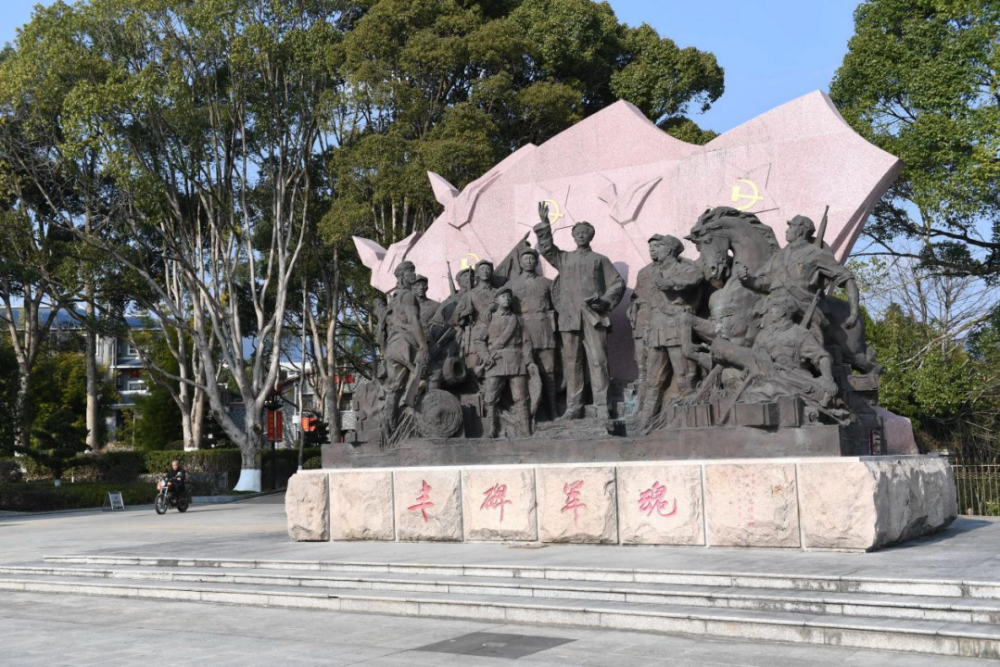 古田會(huì)議紀(jì)念館前的“豐碑軍魂”雕塑群（ 2021年1月25日攝）。新華社記者林善傳攝